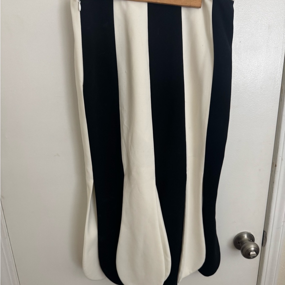 Victoria Beckham Black and White Paneled Midi Skirt with Scalloped Panels - Picture 2 of 7